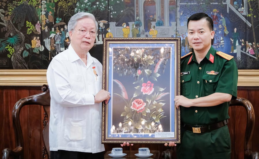 Ông Nguyễn Hồng Quân – Chủ tịch Hội VACHE trao tặng tranh nghệ thuật cho Bộ Tư lệnh Lăng