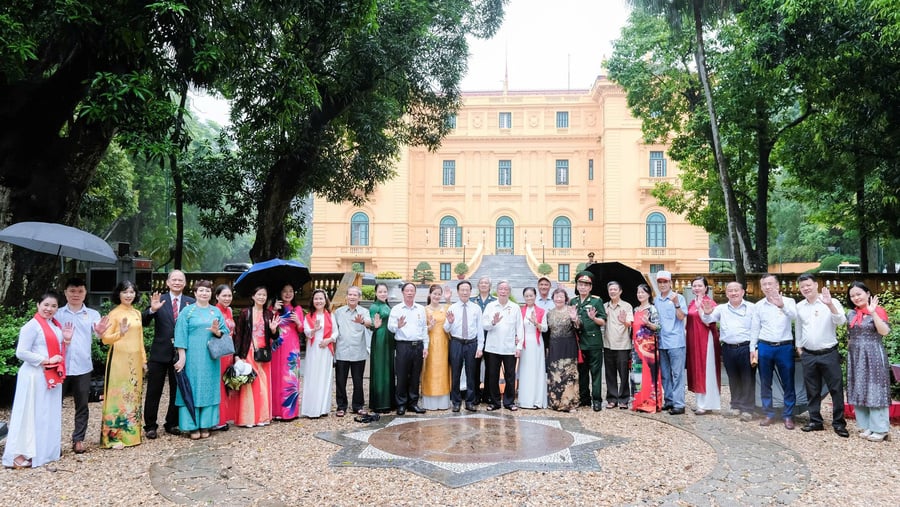Đoàn chụp ảnh lưu niệm tại Phủ Chủ tịch trong Khu di tích Chủ tịch Hồ Chí Minh