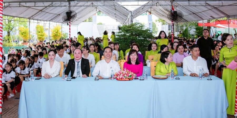 Ông Phạm Đình Vương, Giám đốc Trung tâm UNESCO Văn hóa và Thông tin Truyền thông, kiêm Trưởng ban đại diện Hội VACHE tham dự lễ khai giảng