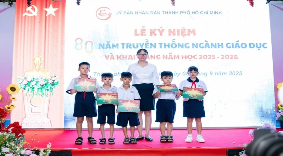 Những phần quà ý nghĩa được trao tặng các em học sinh có hoàn cảnh khó khăn