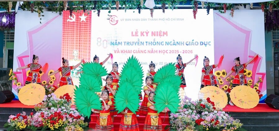 Tiết mục văn nghệ do các em học sinh trường tiểu học Lương Thế Vinh biểu diển