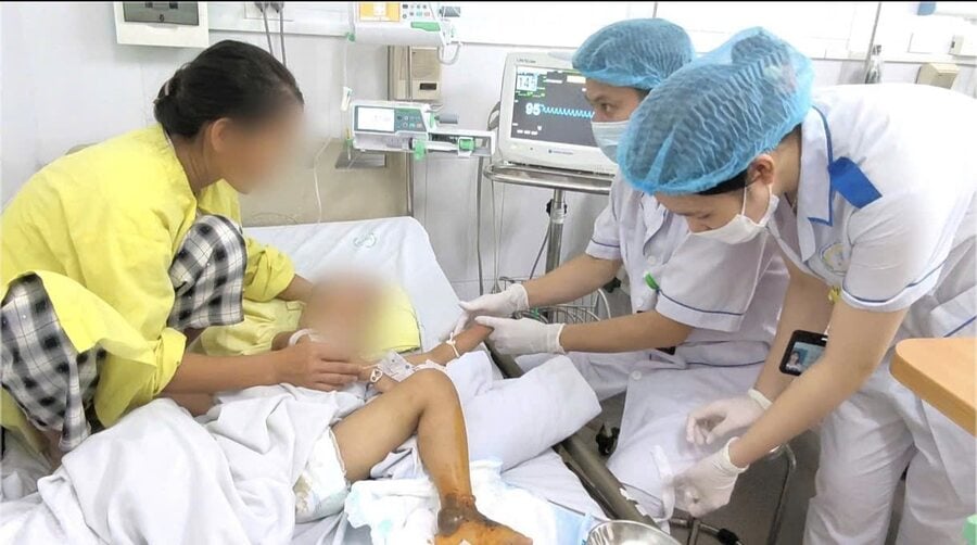 Cháu bé nhập cấp cứu tại Bệnh viện Nhiệt đới Trung ương trong tình trạng nhiễm khuẩn huyết nặng, phải điều trị tích cực