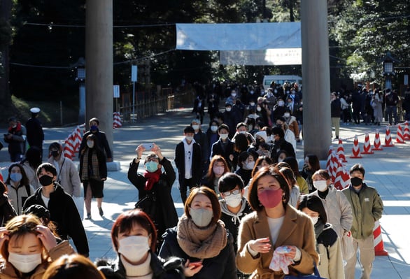 Ca nhiễm tăng kỷ lục, Nhật tính ban bố tình trạng khẩn cấp - Ảnh 1.