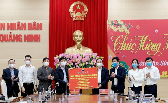 Quảng Ninh tuyên bố mua vắc xin ngừa COVID-19 tiêm cho người dân toàn tỉnh - Ảnh 1.