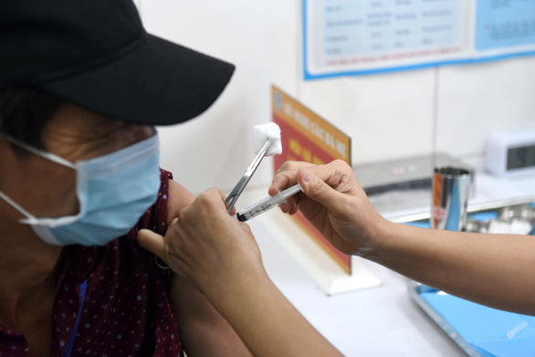 Tiêm ngừa vắc xin COVID-19 ở Việt Nam: Tiêm trước ở các tỉnh có dịch - Ảnh 1.