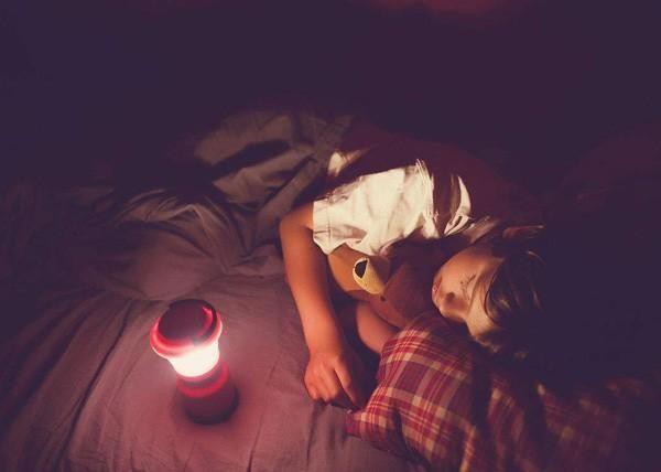 
Đèn ngủ làm giảm hóc môn sinh trưởng của bé.
