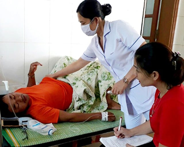 Một trong hai bệnh nhân bị SXH được cách li điều trị tại BVĐK huyện Hương Sơn (Ảnh: Thục Chi)