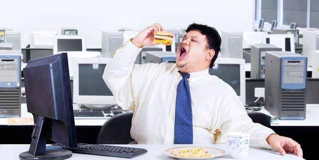
Việc ăn bữa trưa ở bàn làm việc không có lợi cho sức khỏe. Ảnh: Thirdforcenews.
