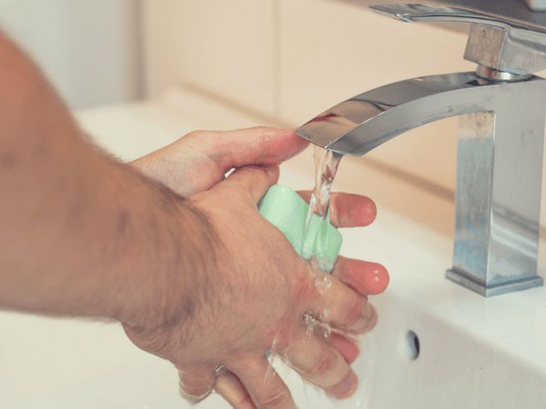 Rửa tay rất quan trọng để phòng bệnh: 10 lỗi rửa tay nhiều người mắc - Ảnh 1.