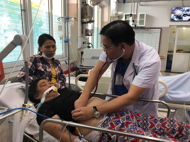 TS Nguyễn Anh Tuấn khám cho bệnh nhân X. Bà đột quỵ ngay sau một vài phút bước ra khỏi phòng điều hòa. Ảnh: H.Hải