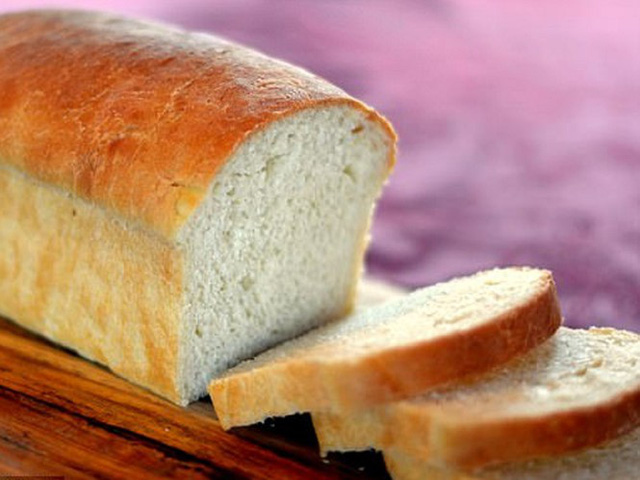 
Bánh mì trắng làm từ bột lúa mì tinh luyện chứa nhiều tinh bột nhưng lại ít chất xơ và protein. Ảnh: SHUTTERSTOCK
