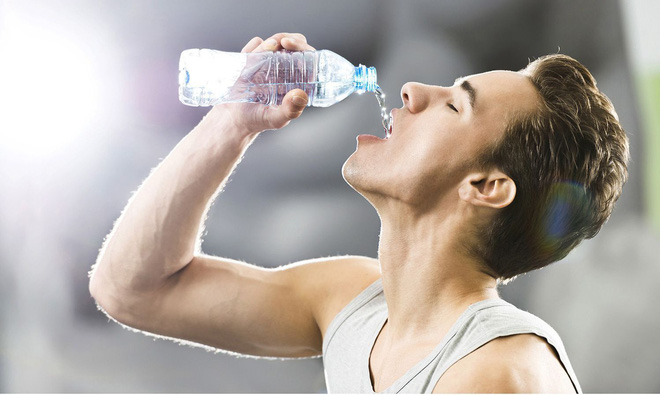 Dấu hiệu tiết lộ cơ thể đang mất nước nghiêm trọng cho dù bạn không thấy khát - Ảnh 1.