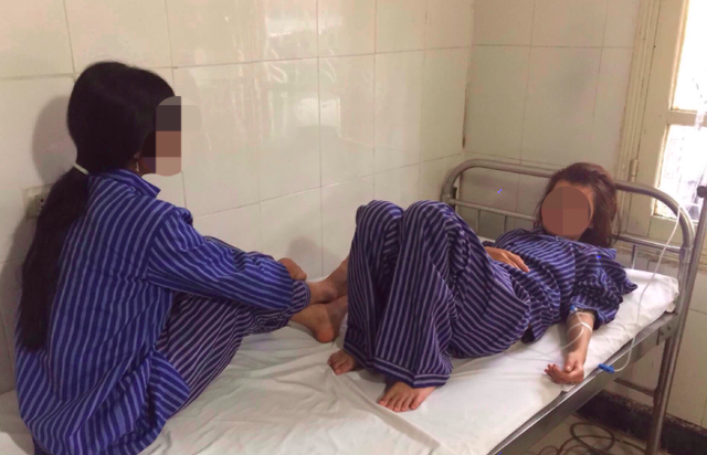 Mẹ con chị L đang điều trị tại khoa Hồi sức cấp cứu, BVĐK tỉnh Lạng Sơn vì ngộ độc nấm.