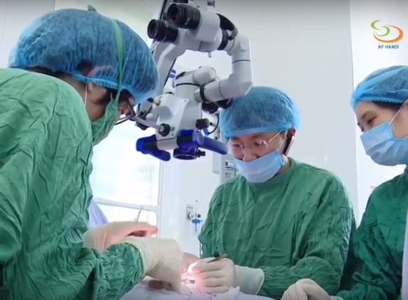
Các bác sỹ Bv Nam học và Hiếm muộn tiến hành cắt bỏ một bên tinh hoàn hoại tử
