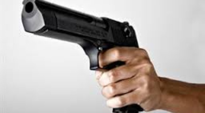 Báo Tuổi Trẻ ngày 20/8/2015: Hạt phó kiểm lâm nổ súng bắn người tình