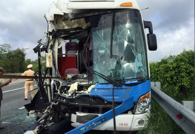 Vụ tai nạn xe khách đâm container 1 người chết ở cao tốc Long Thành