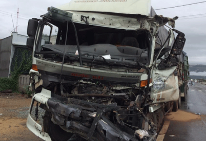 Tin tức mới nhất ngày 26/10/2016: Tai nạn xe tải đâm xe khách 1 người chết ở Khánh Hòa