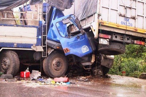 Vụ tai nạn xe tải đâm nhau 1 người chết ở Hương Chữ, Hương Trà, Thừa Thiên – Huế