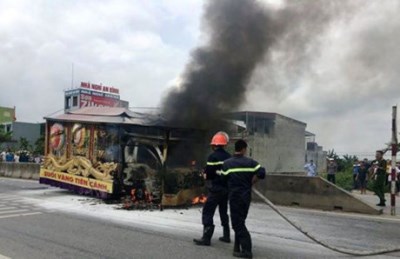 Vụ xe tang bốc cháy giữa quốc lộ ở Quảng Bình, Quảng Xương, Thanh Hoá
