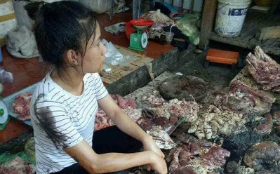 Vụ hắt dầu luyn vào thịt lợn giá rẻ ở chợ Lương Văn Can: Công an đã vào cuộc
