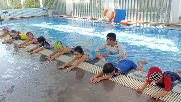 Dạy con sinh tồn dưới nước trước khi dạy bơi - Ảnh 1.