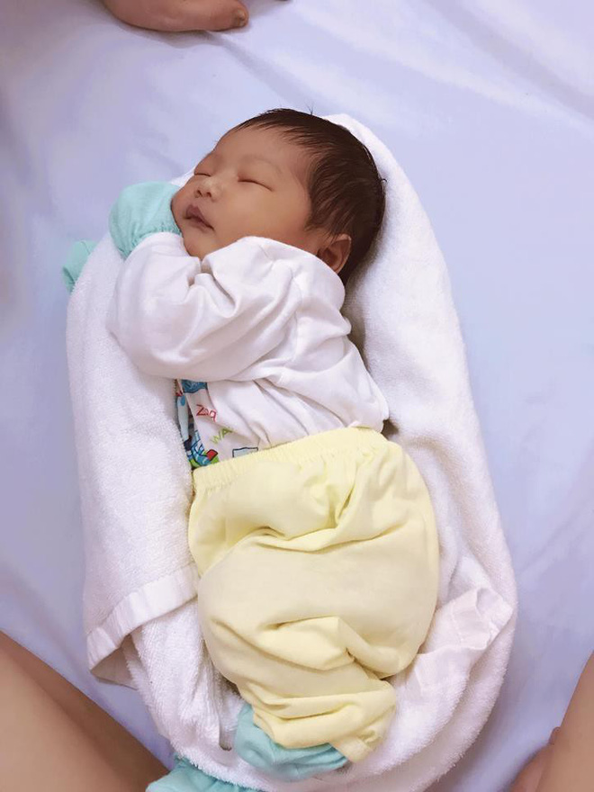Nữ y tá Việt quấn khăn giúp bé ngủ ngon được 18 triệu phụ huynh trên thế giới ngả mũ - Ảnh 1.
