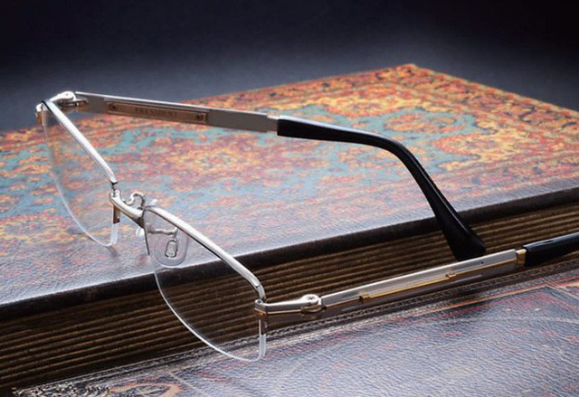 
Để bảo vệ bộ phận nhạy cảm này, mọi người nên đeo những loại kính mắt chuyên dụng khi tiến hành những công việc đặc biệt tại nhà.

