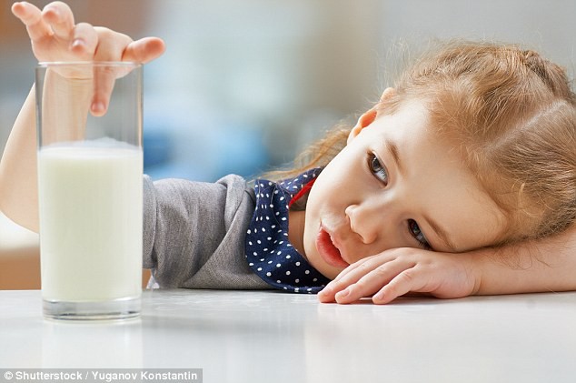 Uống sữa không làm cho phổi tiết nhiều chất nhầy hơn, và các nhà khoa học cảnh báo không nên cắt khẩu phần sữa của trẻ vì đó là nguồn năng lượng, canxi, vitamin và khoáng chất quan trọng.