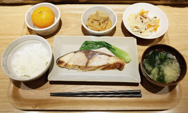 Chế độ ăn tươi, ít muối giúp người Nhật hạn chế nguy cơ tăng huyết áp.