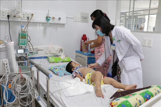 Hình ảnh Hà Nội: Đã có 10 trẻ mắc tay chân miệng biến chứng nặng, dương tính với EV71 số 2