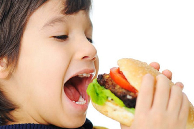 Một số hành vi ăn uống của giới trẻ không tốt cho sức khỏe - Ảnh 1.