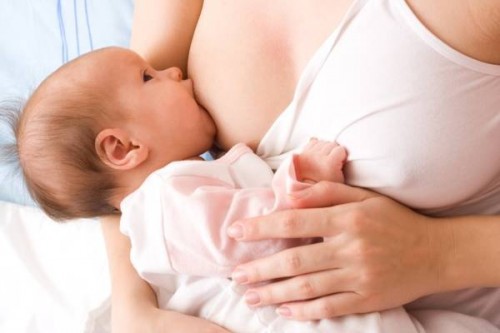 
Viêm tuyến vú thường hay gặp ở các sản phụ lần đầu sinh con, chưa biết cách cho con bú khoa học
