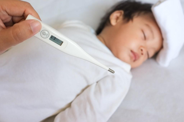 Theo dõi cơn sốt và các triệu chứng toàn thân giúp ngăn bệnh diễn tiến nặng. (nguồn ảnh:The Asian Parent)