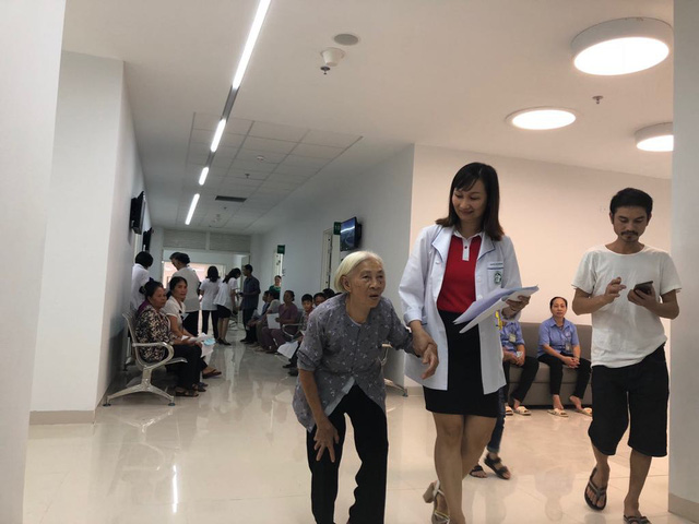 Nhân viên y tế hướng dẫn người dân khám bệnh tại cơ sở 2 BV Bạch Mai. Ảnh: H.Hải
