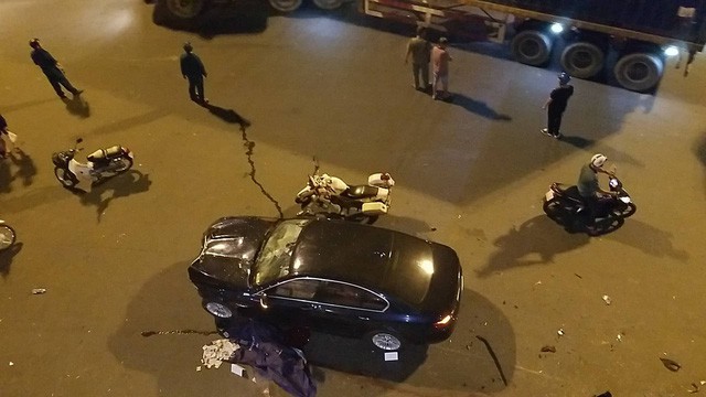 Chiếc xe BMW do nữ tài xế điều khiển sau khi uống rượu bia đã gây tai nạn tại Hàng Xanh