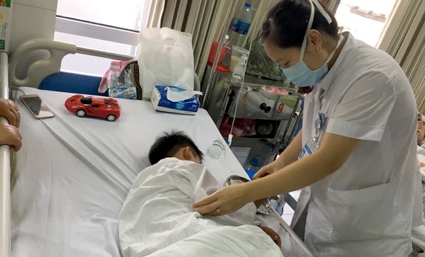 Bé trai 7 tuổi ở Hà Nội bị chó nhà cắn đứt lìa môi