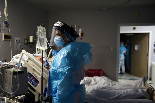 Mỹ mở lại nhà xác di động do 160.000 người nhiễm COVID-19 trong ngày - Ảnh 1.