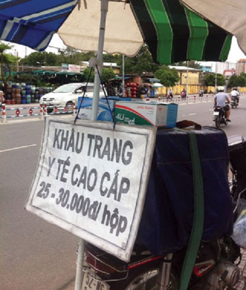 Cach phan biet khau trang than hoat tinh that va gia 1