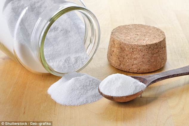 
Baking soda, hay natri bicarbonate, được sử dụng rộng rãi để làm bánh, nhưng một số người còn dùng nó làm nước súc miệng hoặc để tẩy tế bào chết trên da.

