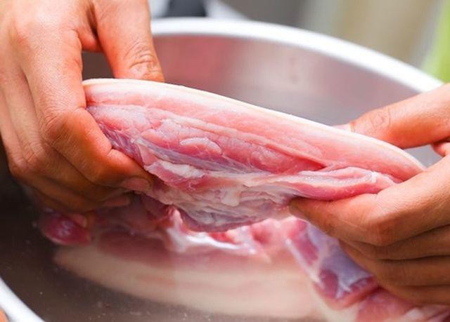 
Rửa thịt bằng nước nóng càng làm thịt mất chất dinh dưỡng
