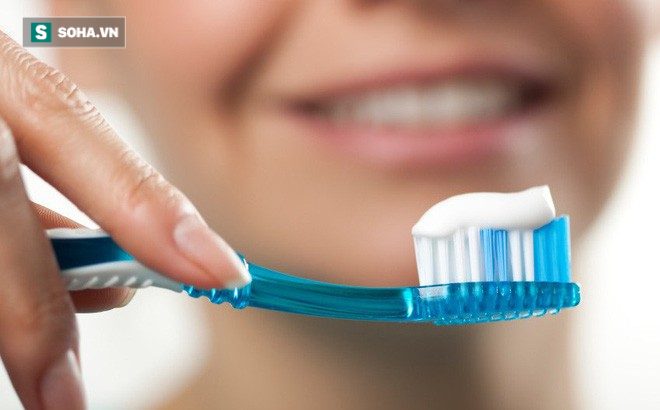 Thói quen đánh răng sai 90% người mắc phải: Làm ướt bàn chải trước khi đánh răng - Ảnh 1.