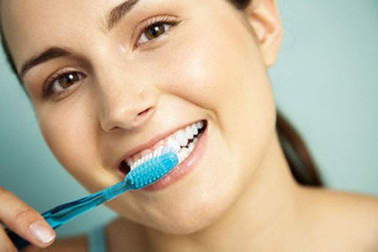 Thói quen đánh răng sai 90% người mắc phải: Làm ướt bàn chải trước khi đánh răng - Ảnh 2.