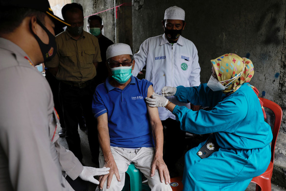 Hơn 350 bác sĩ Indonesia mắc COVID-19 dù đã tiêm vắc xin Trung Quốc - Ảnh 1.