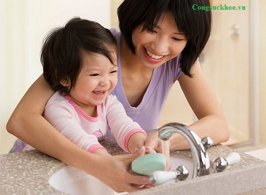 Trẻ rửa tay bằng xà phòng không tốt bằng dung dịch rửa tay