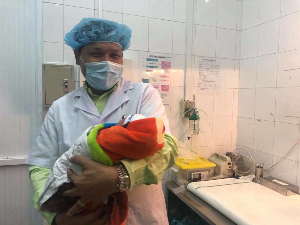 TS Trần Danh Cường - Giám đốc Bệnh viện Phụ sản Trung ương tận tay đón bé sơ sinh chào đời đầu tiên của năm 2019 tại bệnh viện.