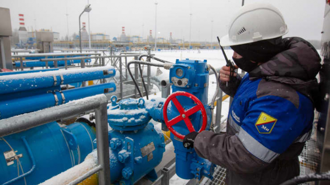 Một công nhân vận hành đường ống khí đốt thuộc tập đoàn Gazprom của Nga. Ảnh: Ria Novosti