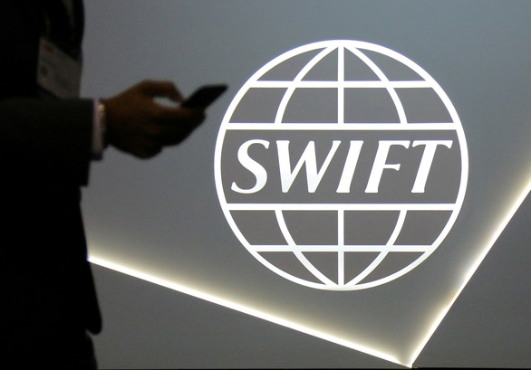 SWIFT được ví như mạng xã hội của các ngân hàng, tổ chức tài chính - Ảnh: REUTERS