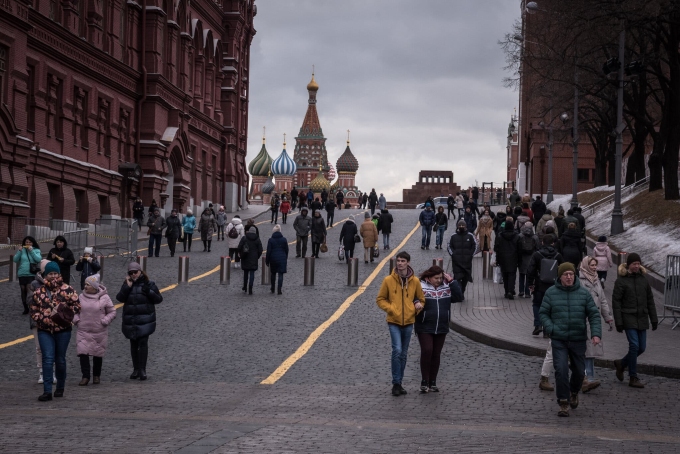 Người dân đi qua Quảng trường Đỏ ở Moskva ngày 26/2. Ảnh: New York Times