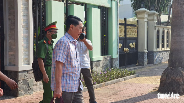 Cơ quan điều tra dẫn giải ông Nguyễn Tấn Long khỏi căn biệt thự - Ảnh: H.M
