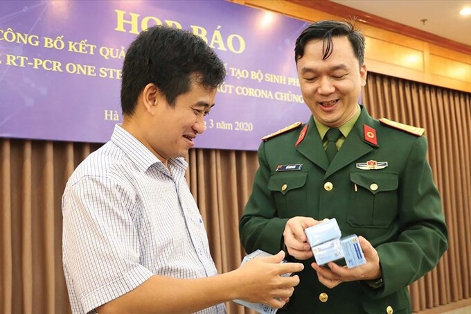 Phan Quốc Việt (bìa trái, Chủ tịch HĐQT kiêm Tổng giám đốc Công ty Việt Á) và thượng tá Hồ Anh Sơn tại họp báo công bố kết quả nghiên cứu chế tạo bộ kit phát hiện SARS-CoV-2 do Học viện Quân y và Công ty Việt Á phối hợp thực hiện.